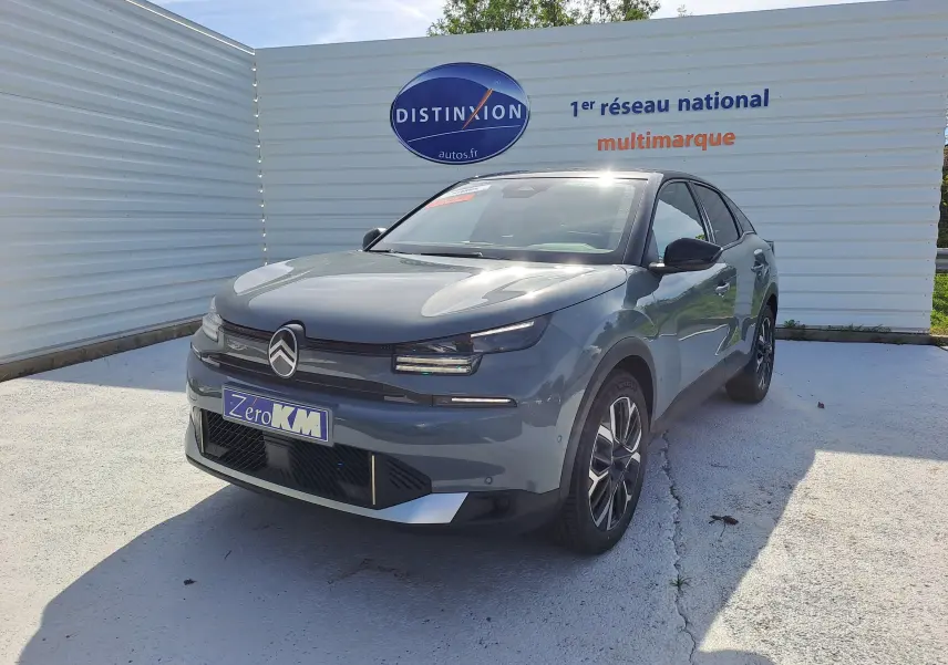 Citroën C4 hybride 2025 Manhattan Green vue 3/4 avant avec toit noir et jantes bi-ton élégantes.