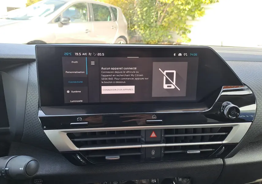 Vue rapprochée de l’écran tactile central du tableau de bord de la Citroën C4 hybride 2025 avec interface connectivité affichée.