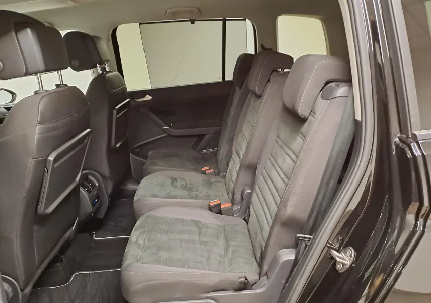 Vue intérieure côté droit sur les sièges arrière en Alcantara gris du Volkswagen Touran 2025 Noir Grenadille.