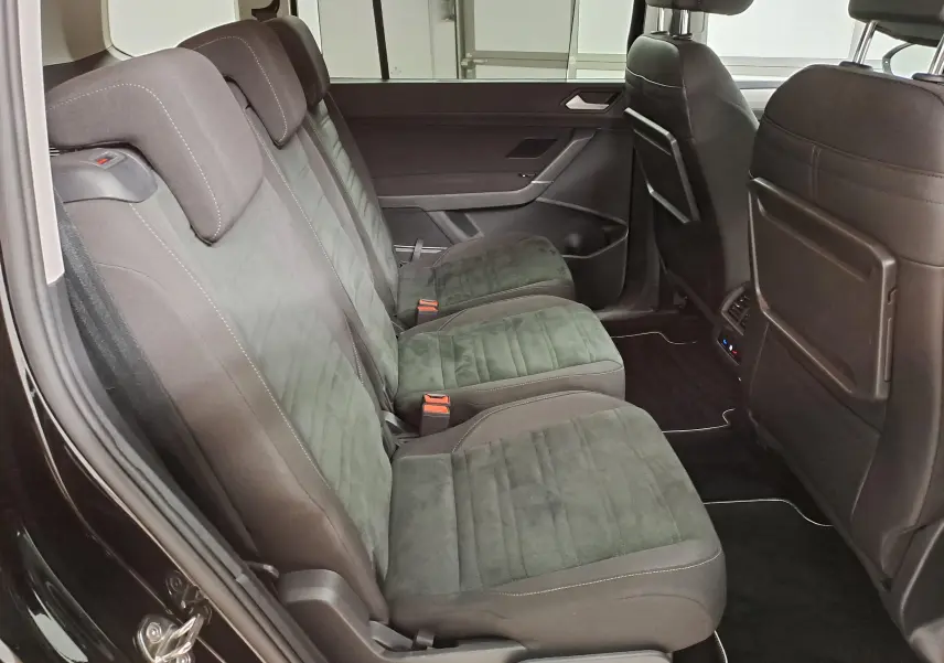 Vue intérieure côté gauche des sièges arrière en Alcantara gris foncé du Volkswagen Touran Noir Grenadille 2025.