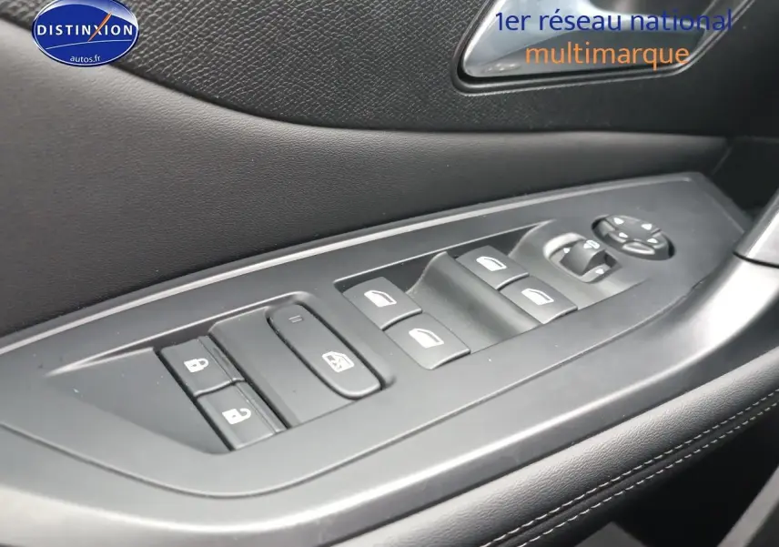 Gros plan sur les commandes des vitres et rétroviseurs côté conducteur de la Peugeot 408 gris sellenium e.