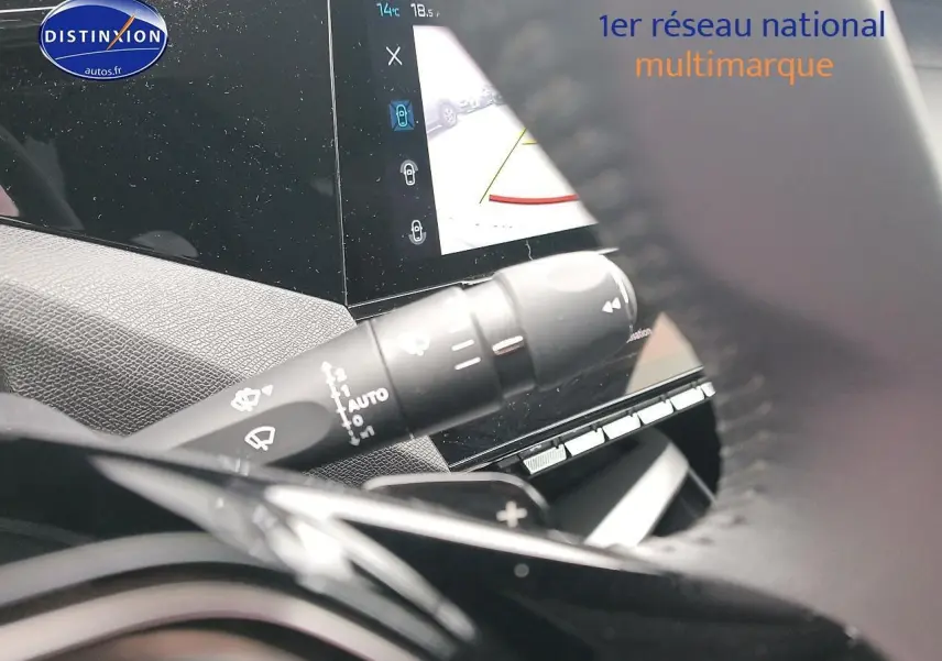 Détail intérieur du Peugeot 408 Hybrid 145 allure 2024 montrant la commande d’essuie-glace et l’écran tactile multifonction.