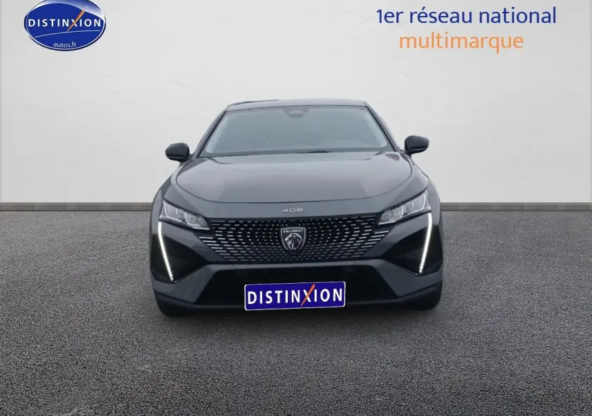 Vue frontale d'une Peugeot 408 Hybrid 145 allure gris sélénite avec feux diurnes LED en forme de griffes.