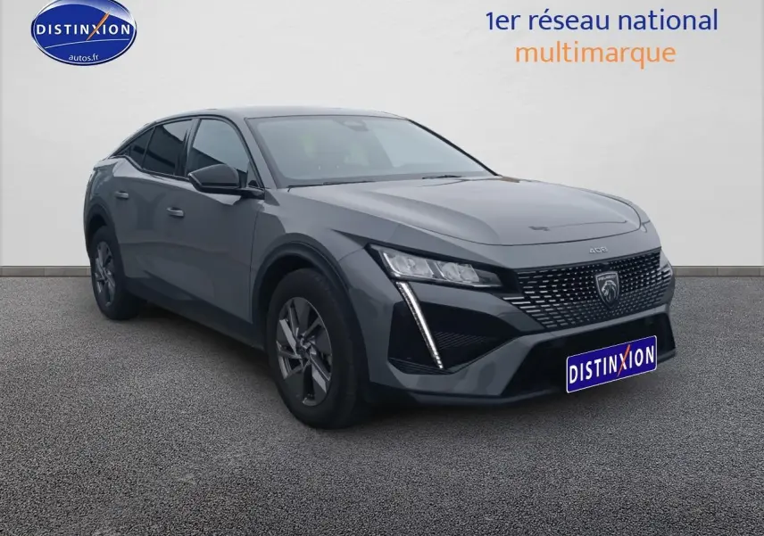 Peugeot 408 Hybrid gris sellenium en vue 3/4 avant droit, avec calandre distinctive et phares LED verticaux.