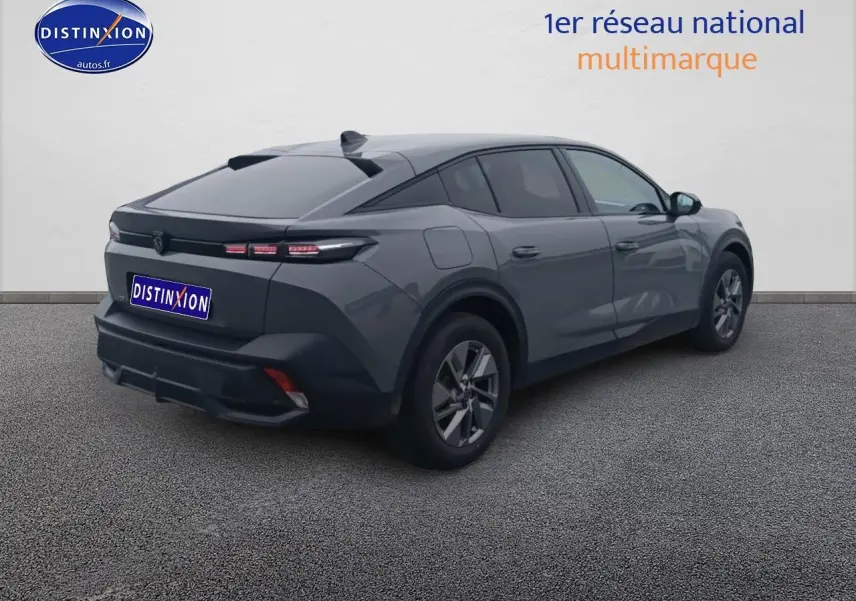 Vue 3/4 arrière droite d'une Peugeot 408 Hybrid gris sélénite avec feux arrière LED et jantes alu.