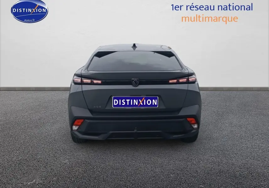 Vue arrière de la Peugeot 408 Hybrid 145 allure gris sellenium, feux LED allumés sur fond neutre.