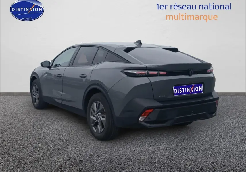 Peugeot 408 Hybrid gris sellenium vue 3/4 arrière droit, avec feux arrière LED et jantes alu.