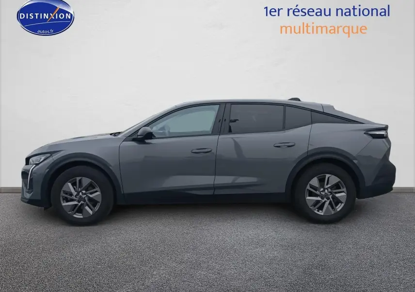 Peugeot 408 Hybrid 145 allure gris sellenium vue de profil côté gauche sur fond neutre.