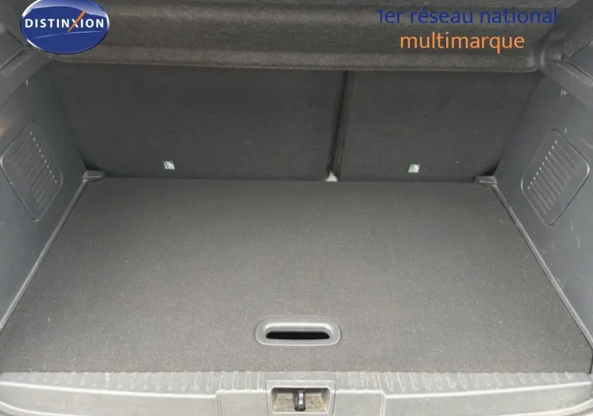 Coffre vide de Renault Captur gris Cassiopée, vue intérieure arrière montrant le plancher et les parois du coffre.