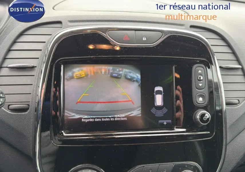 Écran central de la Renault Captur 2016 montrant la caméra de recul avec lignes de guidage colorées.
