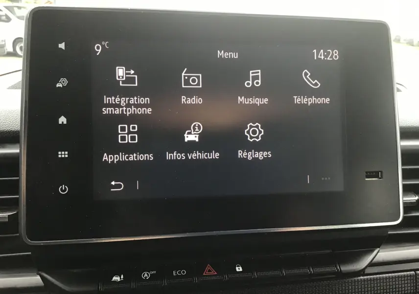 Écran tactile central du Renault Trafic Combi gris clair, affichant le menu principal avec options multimédia et véhicule.
