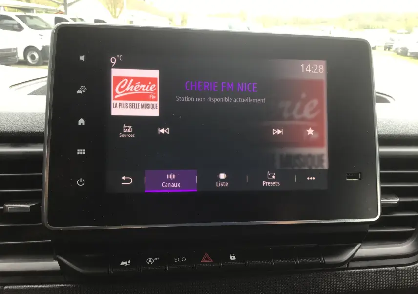 Écran tactile central du Renault Trafic Combi 2022 affichant la radio Cherie FM, avec commandes et ventilation visibles.
