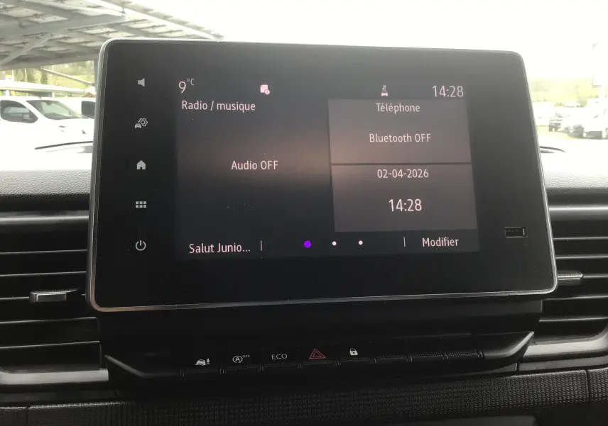 Écran tactile central du Renault Trafic Combi gris clair, affichant les réglages audio et téléphone, vue de face.
