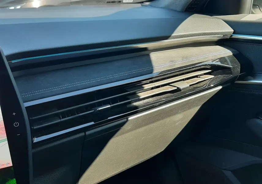 Vue intérieure côté passager du tableau de bord du Renault Austral gris schiste avec finition noire et inserts décoratifs.