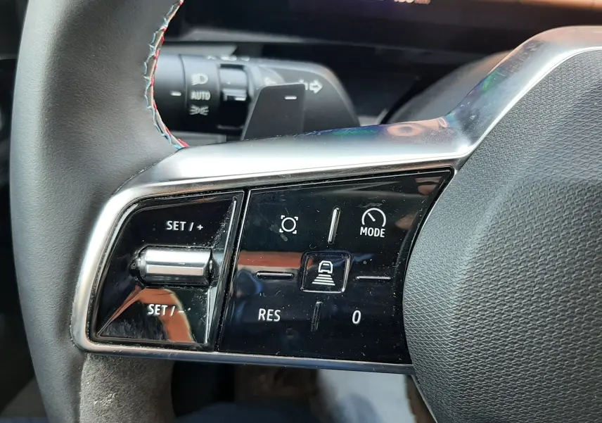 Gros plan sur les commandes de régulateur de vitesse au volant du Renault Austral 2025, finition Esprit Alpine.
