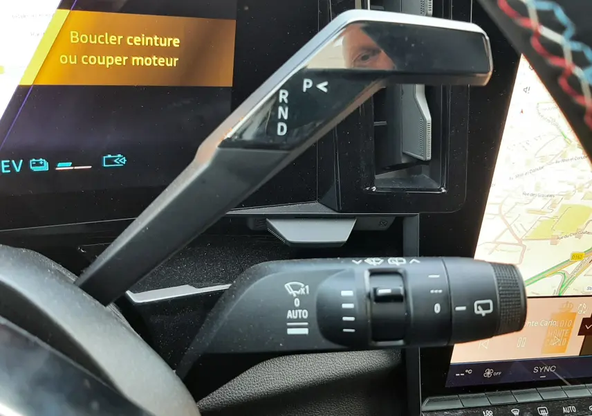 Gros plan sur la commande de boîte automatique et les commandes d’essuie-glace dans l’habitacle du Renault Austral gris schiste.