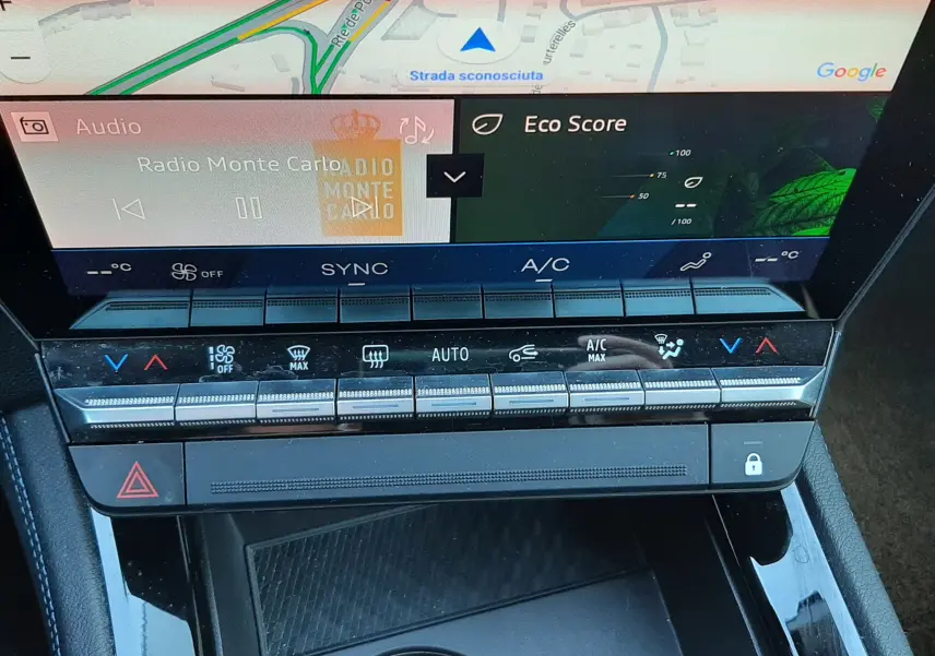 Vue rapprochée de la console centrale du Renault Austral 2025, écran tactile et commandes climatisation visibles.