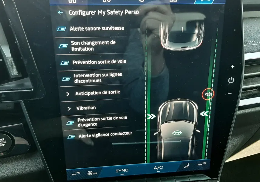 Écran tactile central du tableau de bord du Renault Austral 2025, affichant les options de sécurité personnalisées.