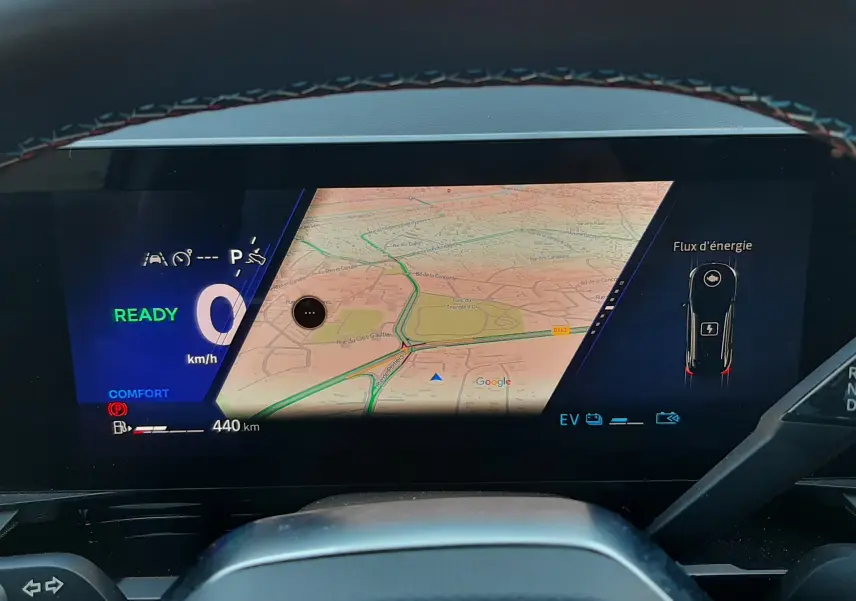 Affichage numérique du tableau de bord Renault Austral E-Tech, montrant la navigation et l’état énergétique, vue depuis le volant.