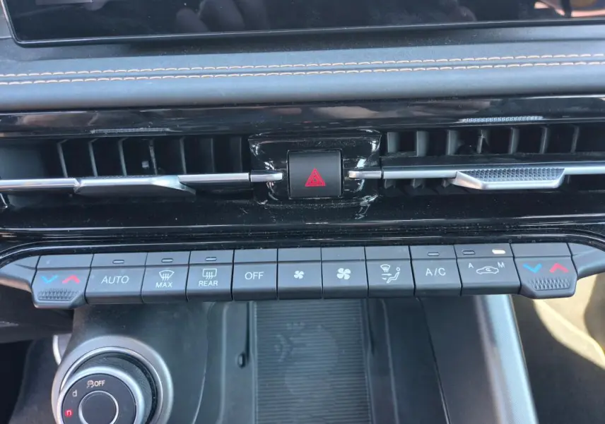 Vue rapprochée de la console centrale de l'Alfa Romeo Tonale 2025, montrant les commandes de climatisation et ventilation.