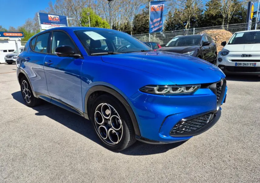 Alfa Romeo Tonale bleu en 3/4 avant droit, avec jantes alliage 18 pouces et rétroviseurs noirs brillants.
