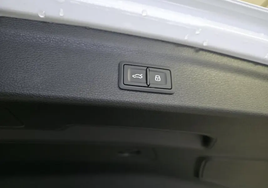 Boutons d'ouverture et de verrouillage du hayon électrique sur le coffre d'un Audi Q3 blanc S-Line 2019.