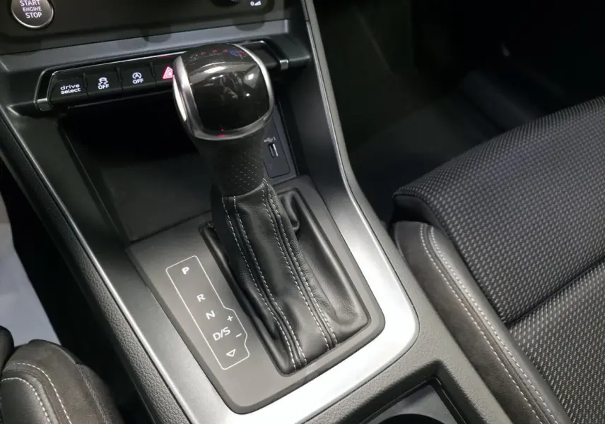 Gros plan sur la console centrale et levier de vitesse automatique cuir noir de l'Audi Q3 S-Line 2019.