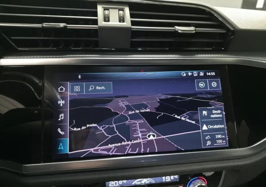 Écran central tactile du système de navigation Audi Q3 2019, affichage carte et commandes climatisation en dessous.