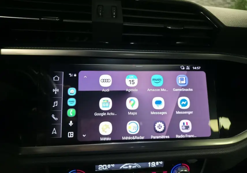 Écran tactile central de l’Audi Q3 blanc 2019 affichant Apple CarPlay et applications connectées.