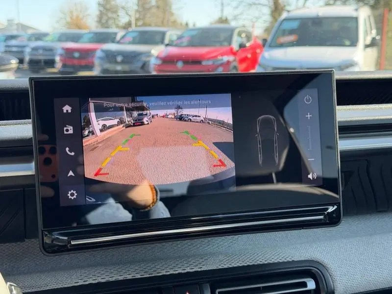 Écran tactile intérieur montrant la caméra de recul d'une Citroën C3 gris Mercury, vue frontale du tableau de bord.
