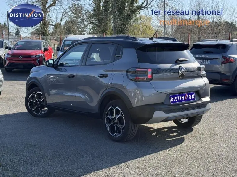 Citroën C3 2025 gris Mercury vue 3/4 arrière droit, jantes alu noires et feux arrière LED distinctifs.