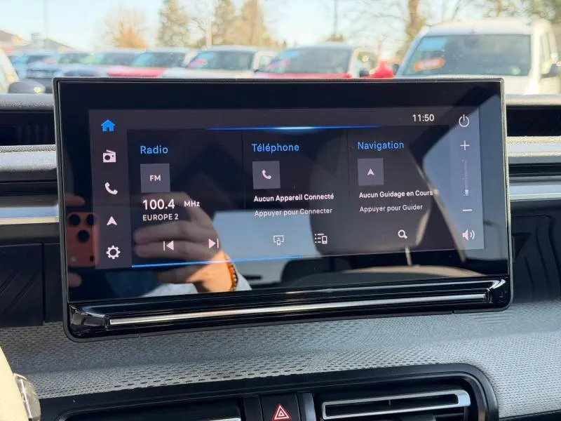 Écran tactile central de la Citroën C3 1.2 Turbo 100ch MAX affichant radio, téléphone et navigation, intérieur noir.