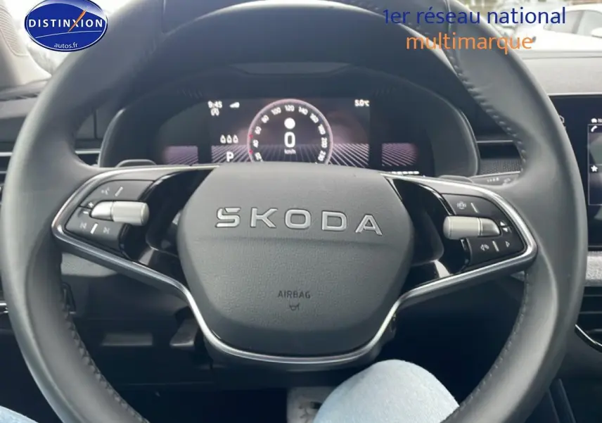 Vue rapprochée du volant cuir noir de la Skoda Kamiq 2025 avec commandes multifonctions et tableau de bord digital.