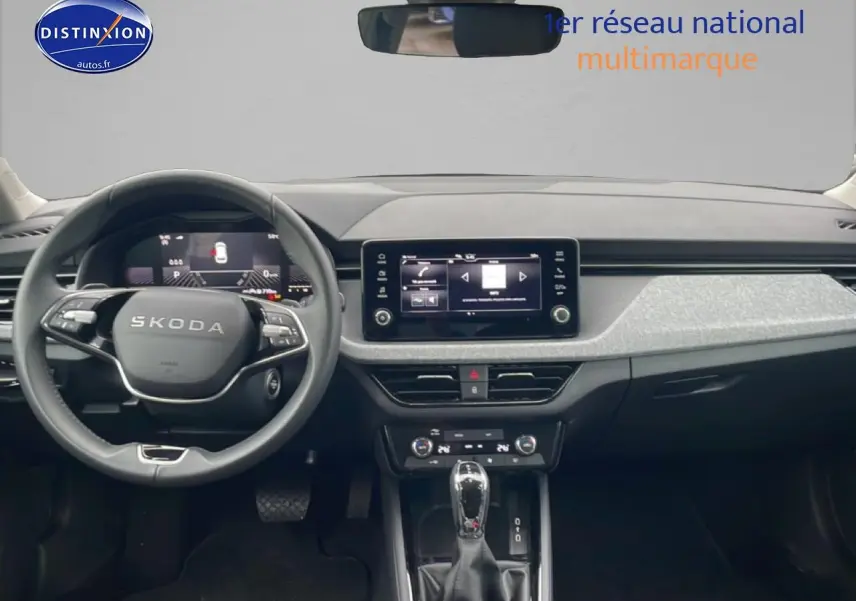 Vue intérieure avant du Skoda Kamiq 2025, tableau de bord noir avec écran tactile central et volant multifonction cuir.
