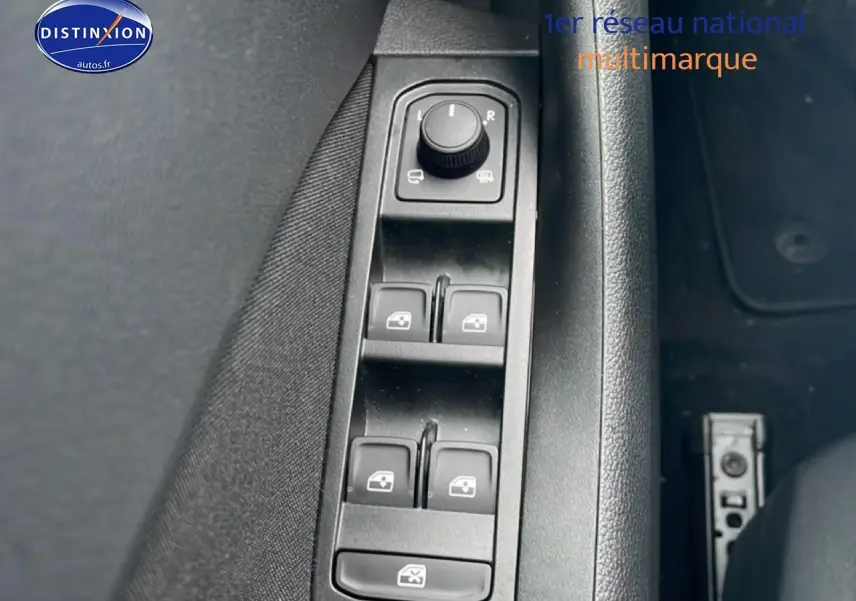 Vue rapprochée des commandes électriques des vitres et des rétroviseurs côté conducteur du Skoda Kamiq noir 2025.