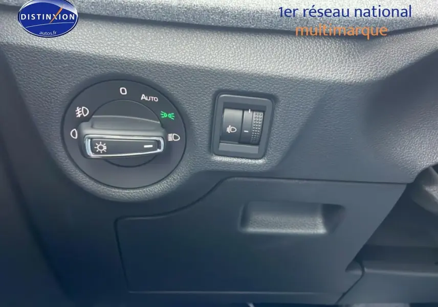 Gros plan sur les commandes d'éclairage du tableau de bord du Skoda Kamiq noir 2025 côté gauche.