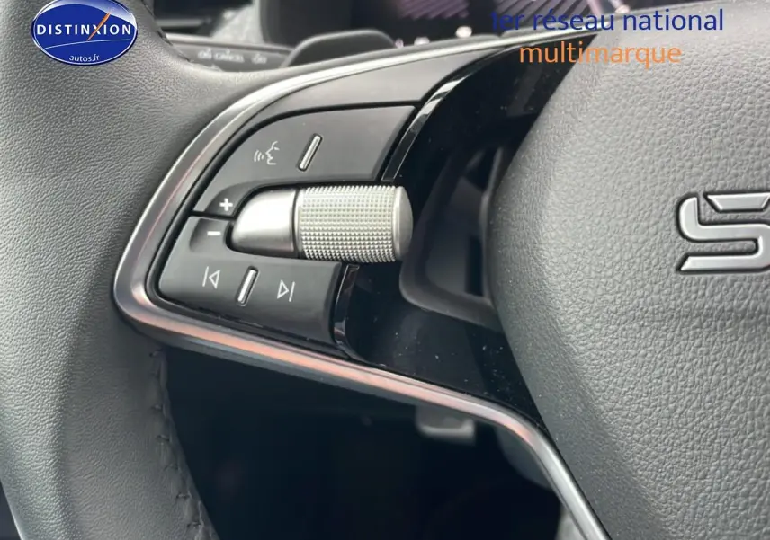 Gros plan sur les commandes multifonctions en aluminium du volant cuir noir d’un Skoda Kamiq 2025.