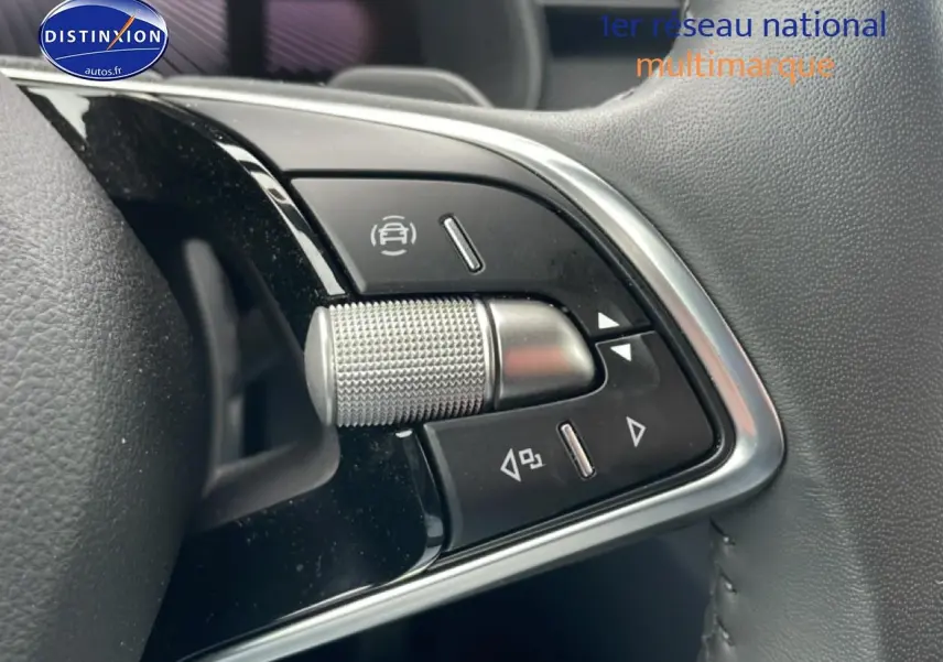 Gros plan sur les commandes multifonctions en plastique noir et chrome du volant cuir du Skoda Kamiq noir 2025.