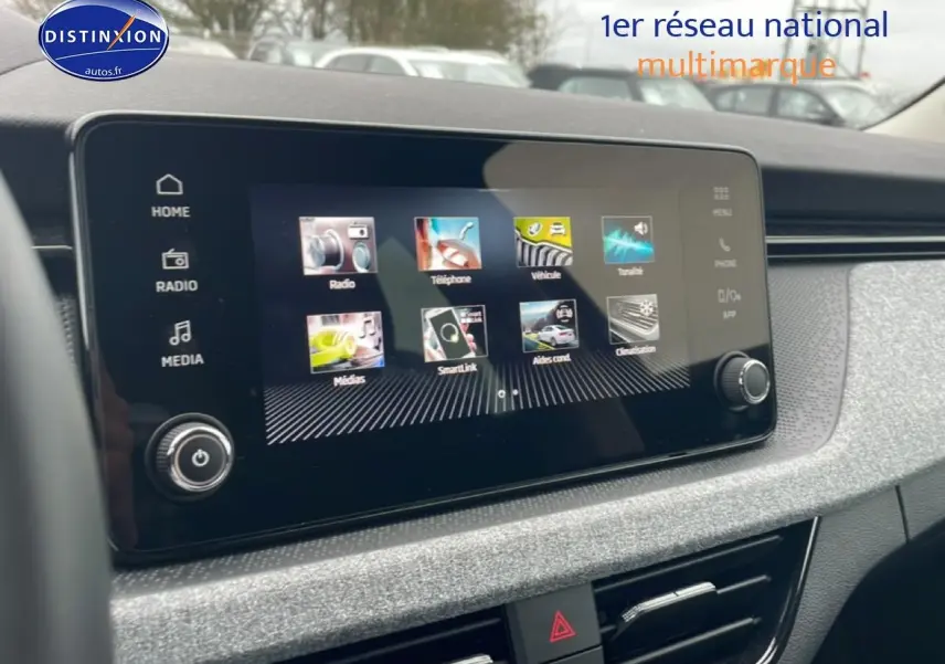 Écran tactile central du tableau de bord du Skoda Kamiq 2025, avec interface multimédia active.