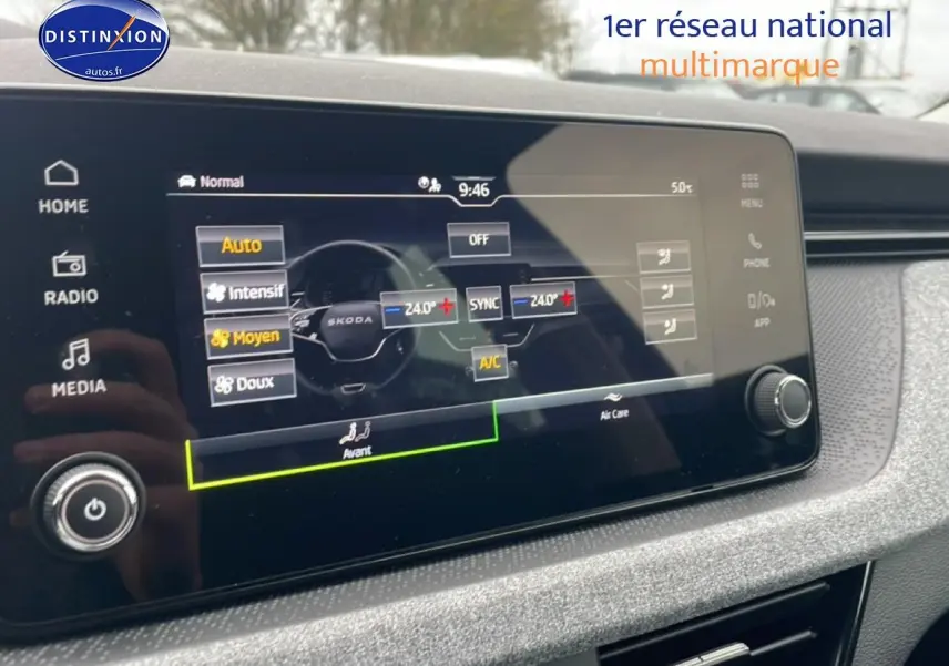 Écran tactile central du Skoda Kamiq 2025 affichant les réglages de climatisation, vue intérieure côté droit.