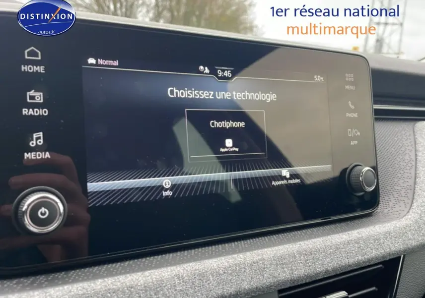 Écran tactile central du Skoda Kamiq 2025 noir, affichant la sélection de technologie Apple CarPlay.