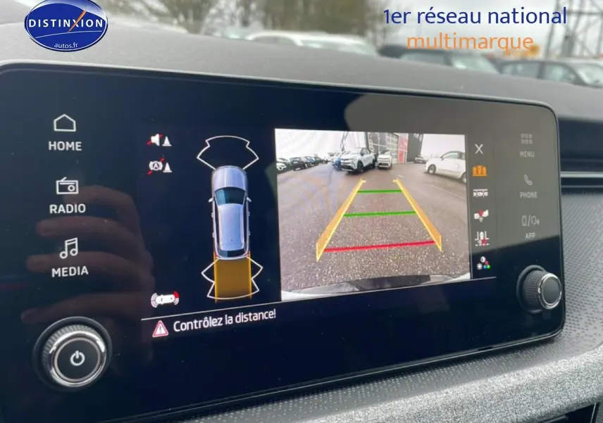 Écran tactile intérieur montrant la caméra de recul et les capteurs de stationnement du Skoda Kamiq noir 2025.