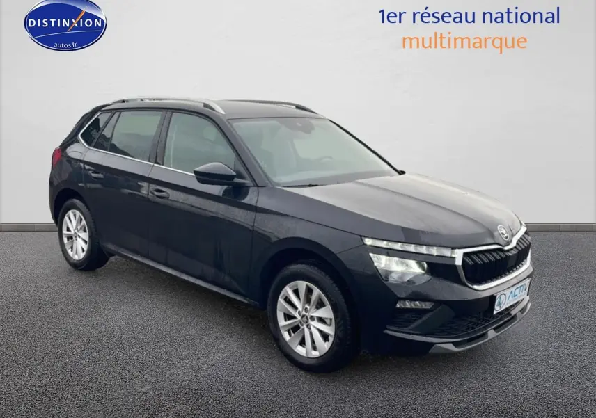 SKODA KAMIQ noir en 3/4 avant droit, avec calandre chromée et jantes alu visibles.