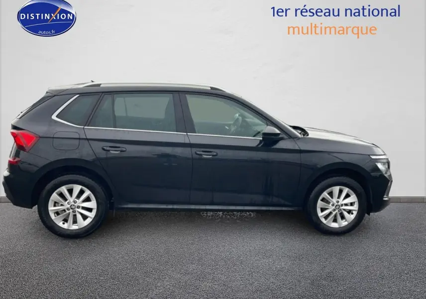Vue latérale droite du SUV SKODA KAMIQ noir 2025 avec jantes alu et barres de toit chromées.