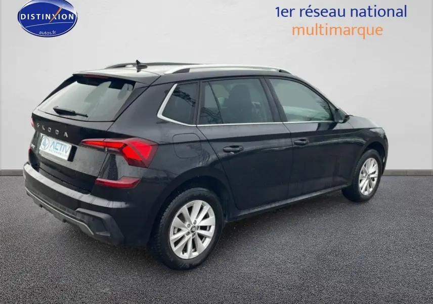 Vue 3/4 arrière droite d'un Skoda Kamiq noir 2025 avec jantes alu et feux arrière LED distinctifs.