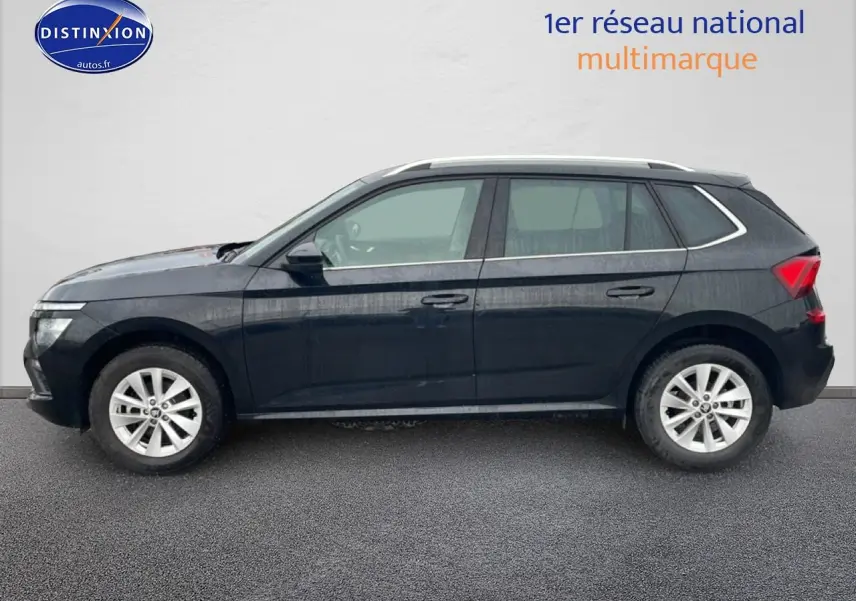 Profil côté gauche du SUV noir Škoda Kamiq 2025 avec jantes alliage et barres de toit visibles.