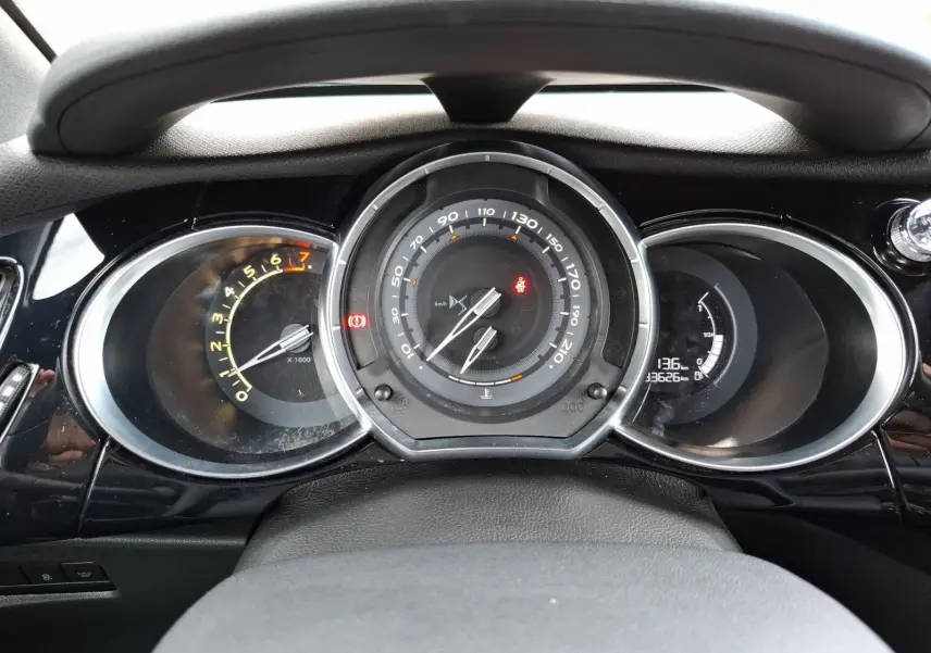 Vue rapprochée du tableau de bord de la Citroën DS3 1.2 PureTech 110 so chic avec compte-tours et compteur central.