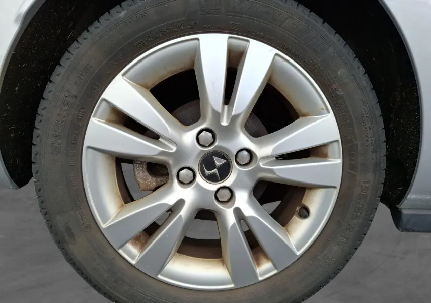 Gros plan sur la jante alliage 16 pouces gris clair de la Citroën DS3 1.2 PureTech 110 so chic, avec logo central visible.