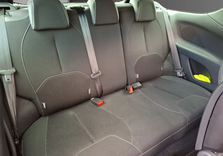 Vue intérieure de la banquette arrière noire d'une Citroën DS3 2015 avec ceintures et système Isofix visibles.
