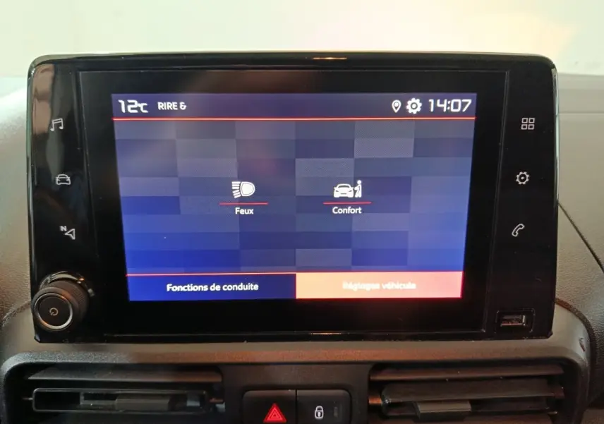 Écran tactile central du tableau de bord du Citroën Berlingo 2021, affichant les réglages des feux et du confort.